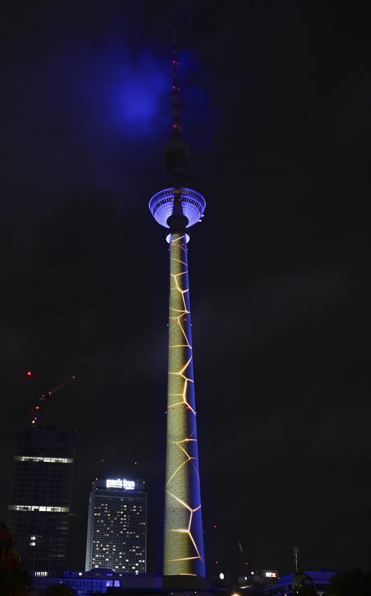 Berlin’de “Festival of Lights” Büyüledi: Şehir Işıklarla Parladı!