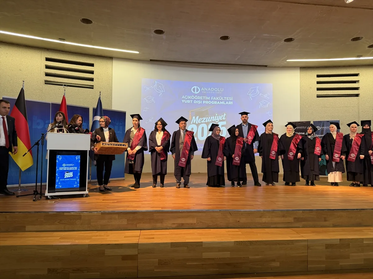 Anadolu Üniversitesi Köln'de mezuniyet töreni düzenledi