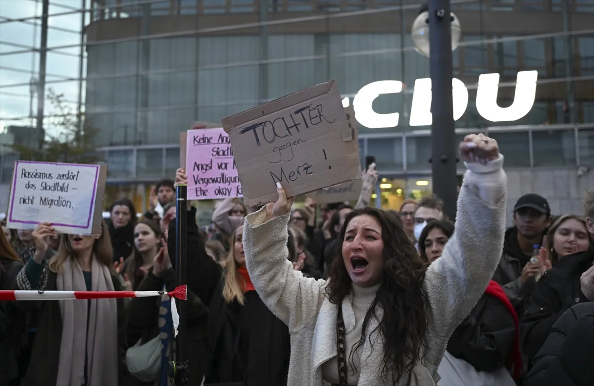 Merz'in düzensiz göçmenlere ilişkin sözleri protesto edildi