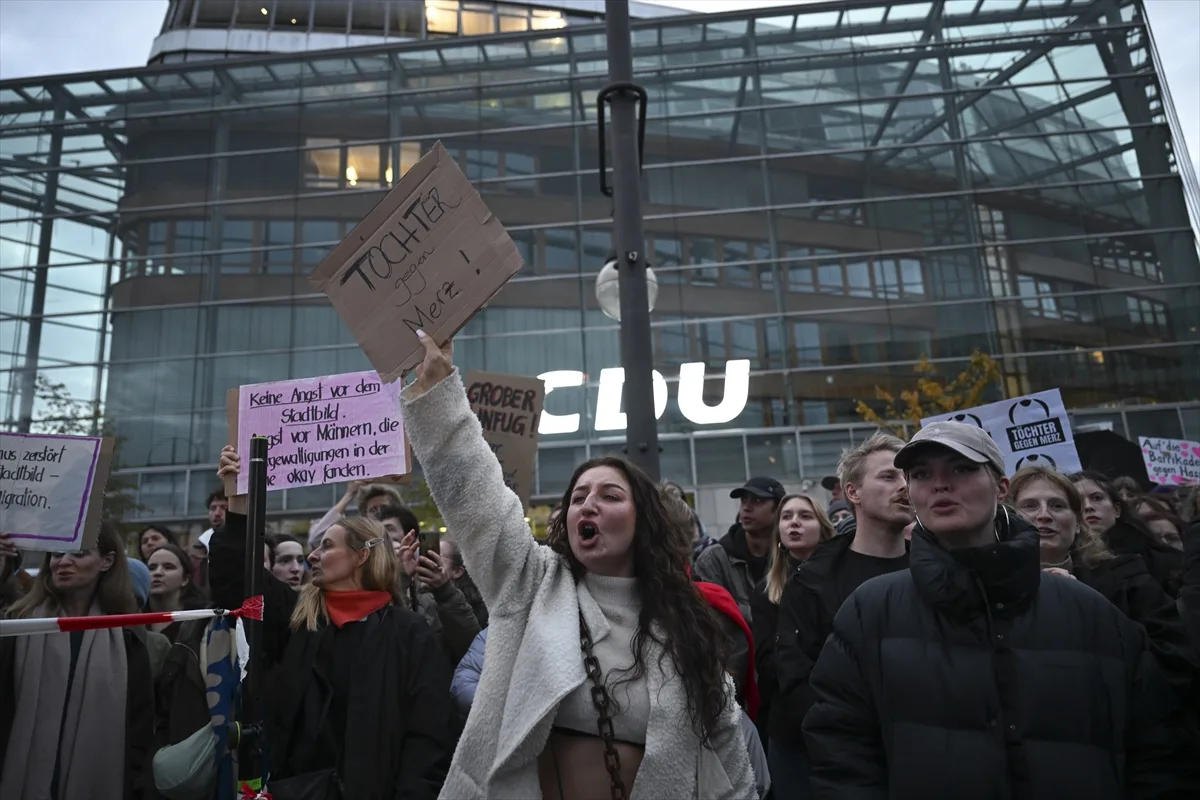 Merz'in düzensiz göçmenlere ilişkin sözleri protesto edildi