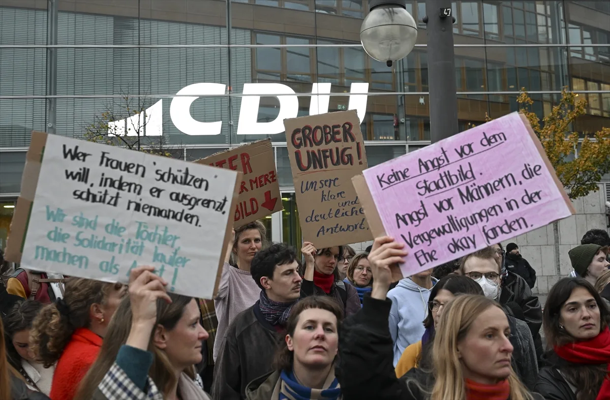 Merz'in düzensiz göçmenlere ilişkin sözleri protesto edildi