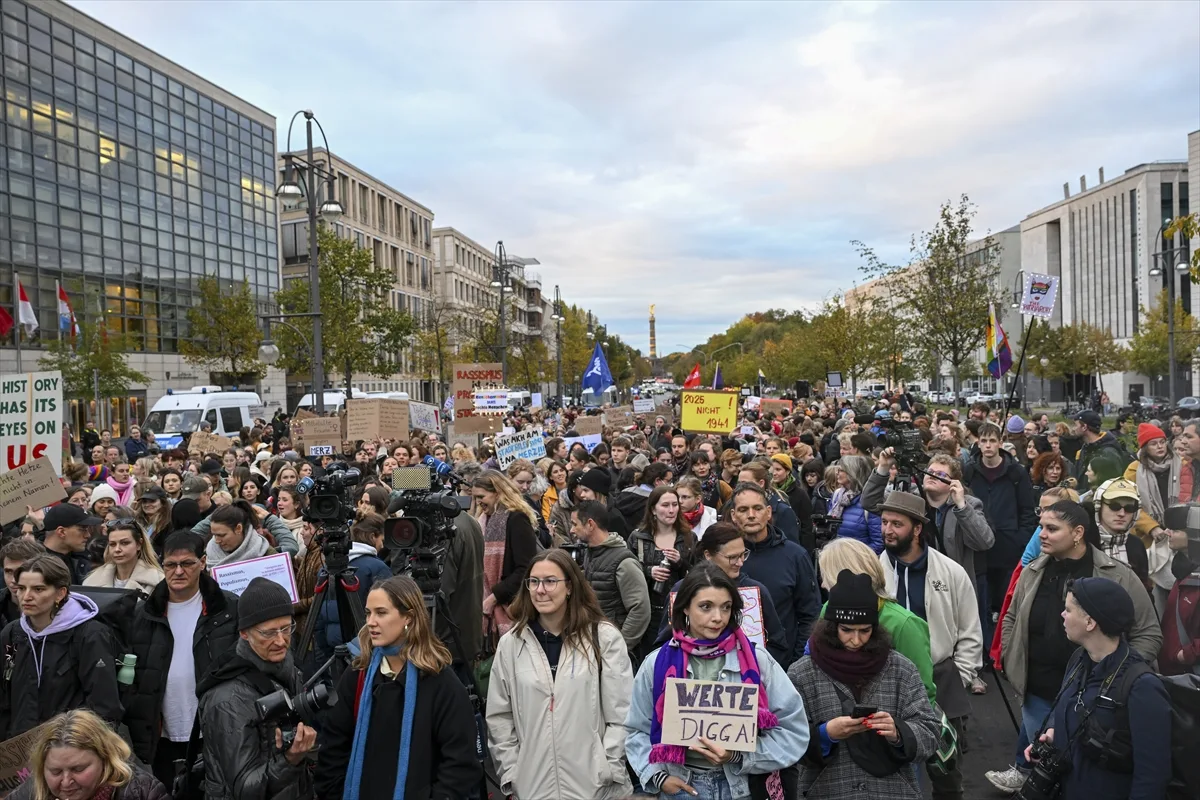 Merz'in düzensiz göçmenlere ilişkin sözleri protesto edildi