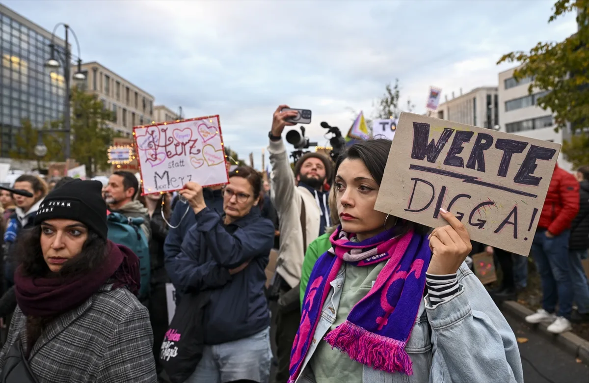 Merz'in düzensiz göçmenlere ilişkin sözleri protesto edildi