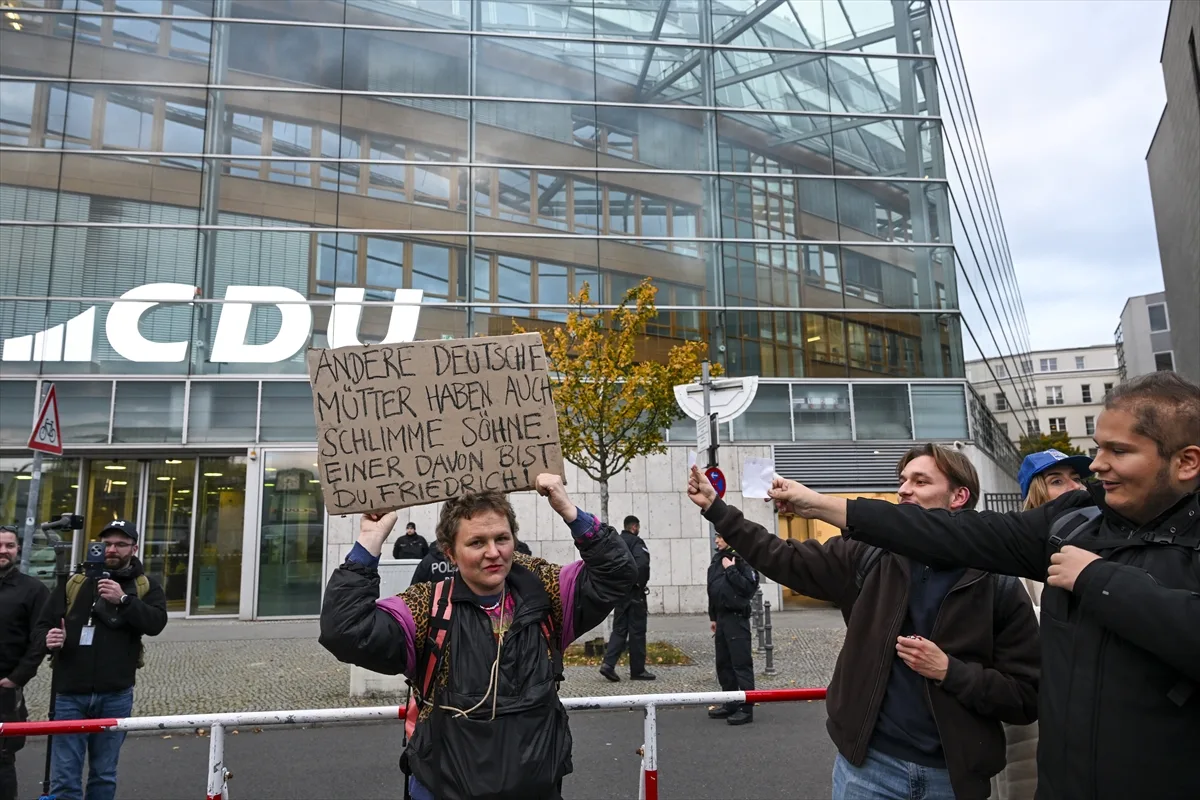 Merz'in düzensiz göçmenlere ilişkin sözleri protesto edildi