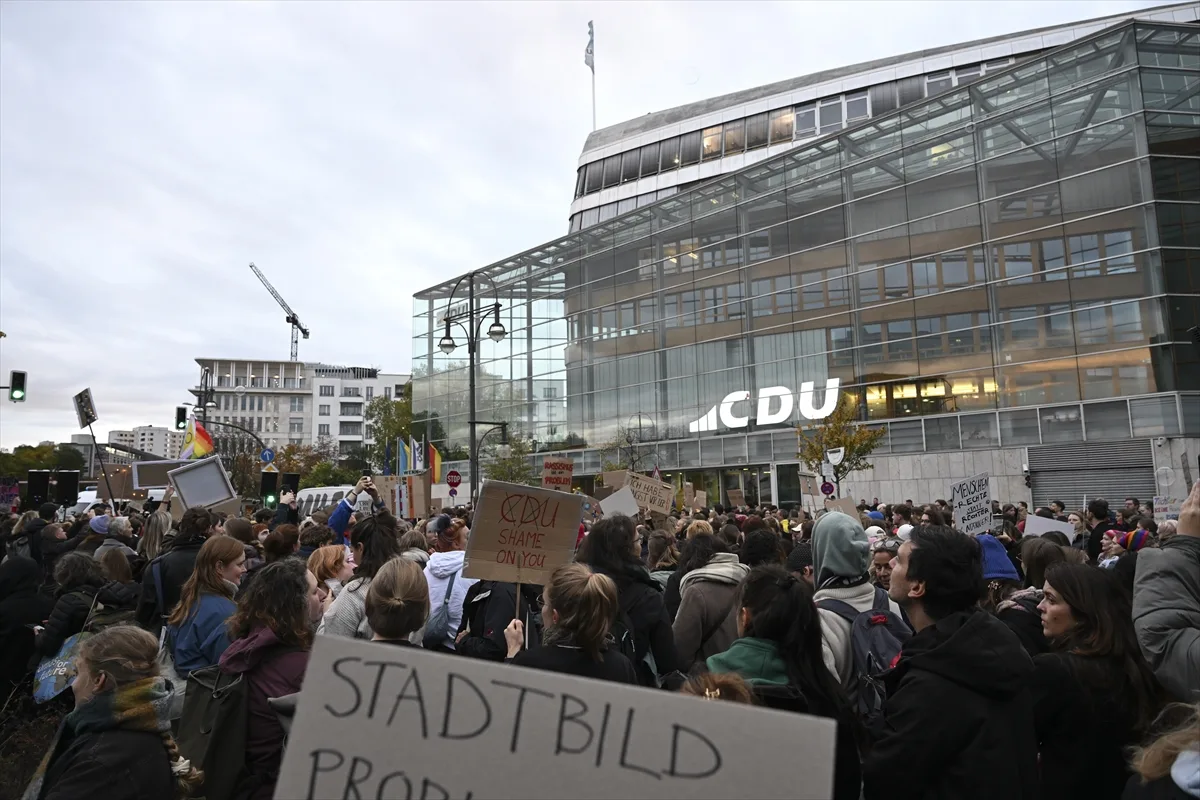 Merz'in düzensiz göçmenlere ilişkin sözleri protesto edildi