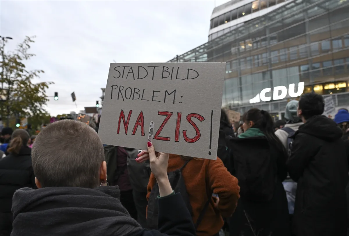 Merz'in düzensiz göçmenlere ilişkin sözleri protesto edildi