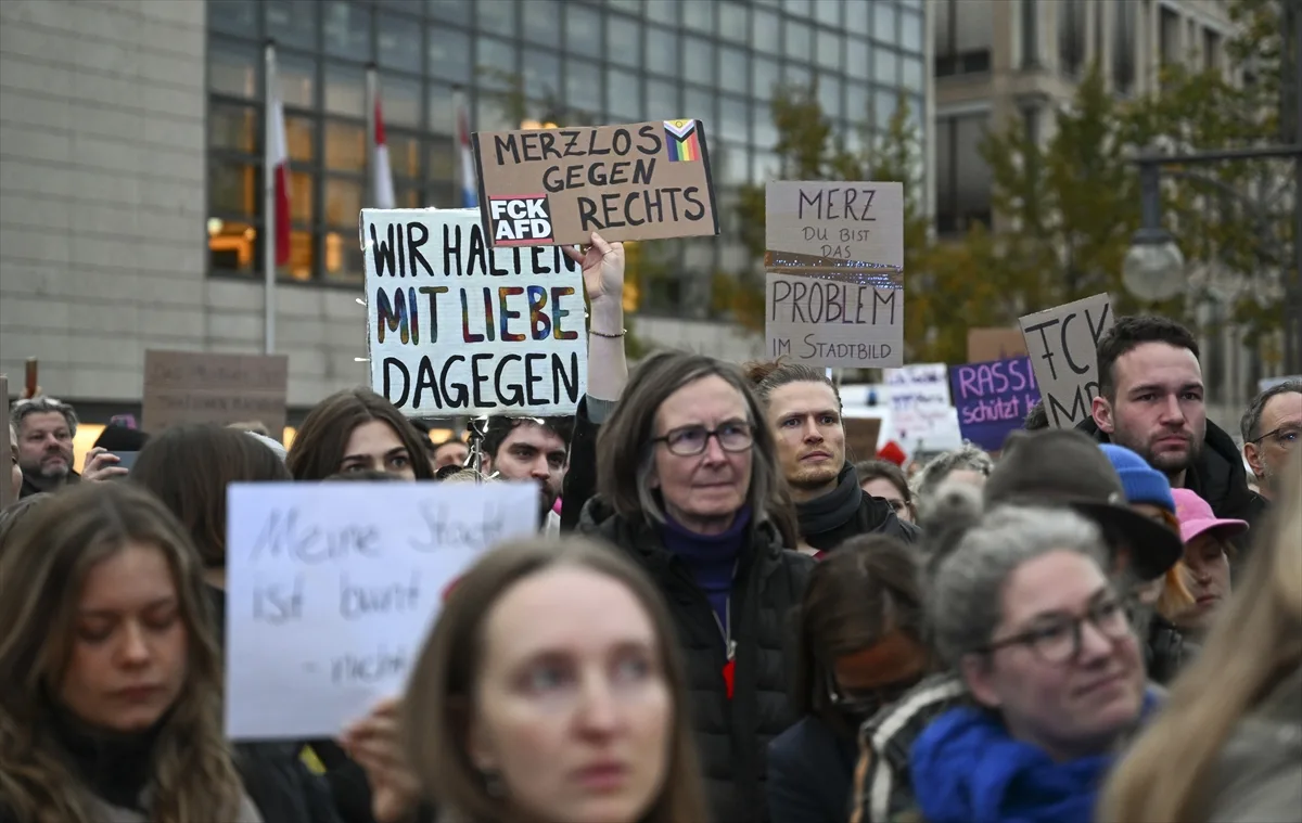 Merz'in düzensiz göçmenlere ilişkin sözleri protesto edildi