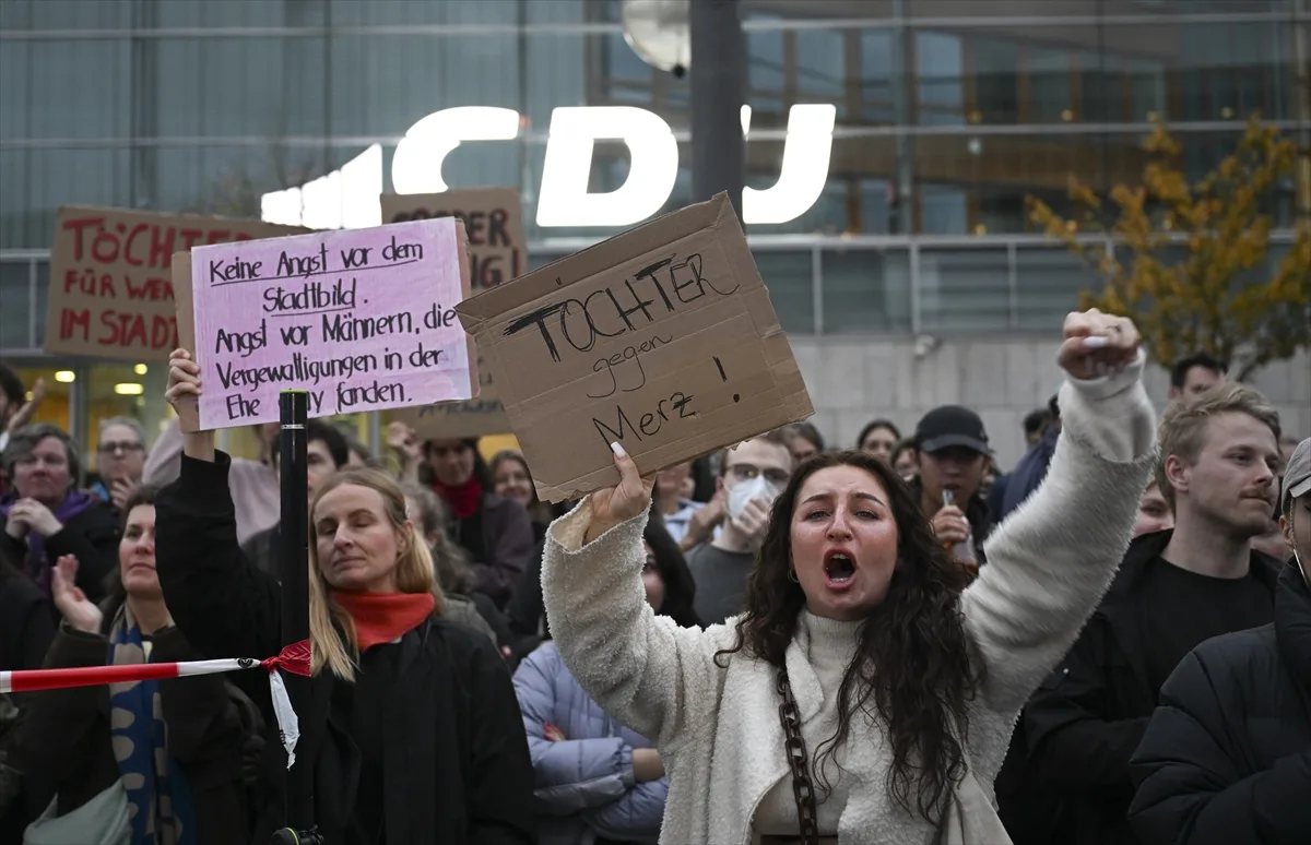 Merz'in düzensiz göçmenlere ilişkin sözleri protesto edildi