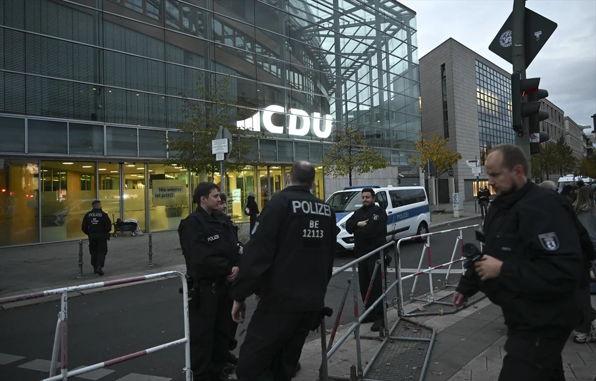 Merz'in düzensiz göçmenlere ilişkin sözleri protesto edildi