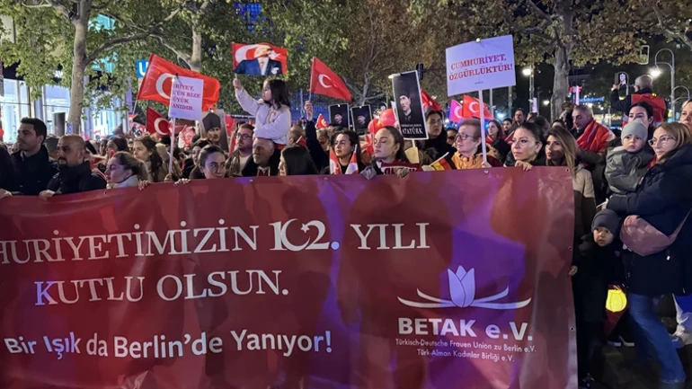Berlin`de Cumhuriyet Işığı Parladı