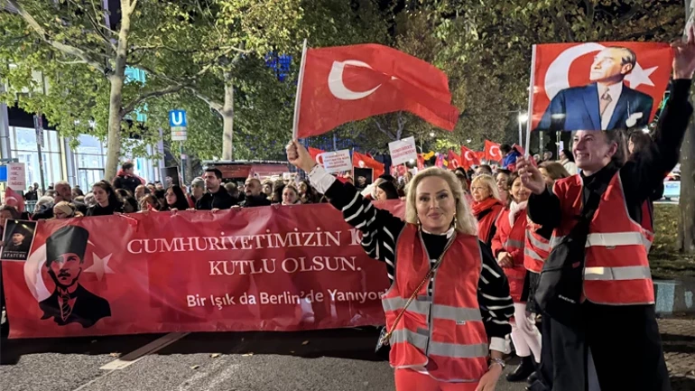 Berlin`de Cumhuriyet Işığı Parladı