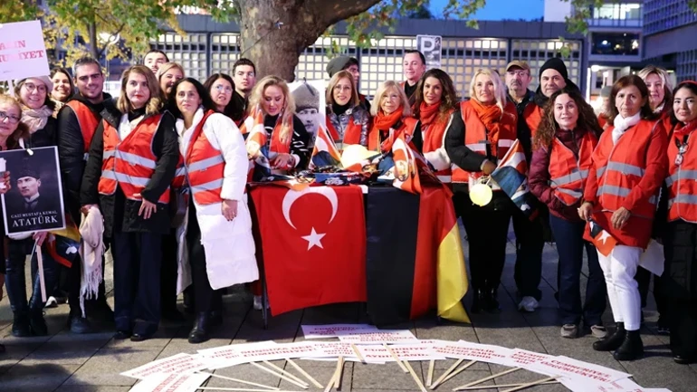 Berlin`de Cumhuriyet Işığı Parladı