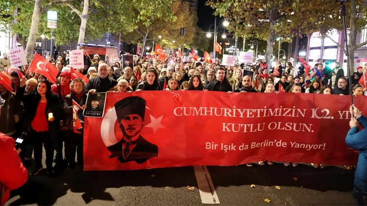 Berlin`de Cumhuriyet Işığı Parladı