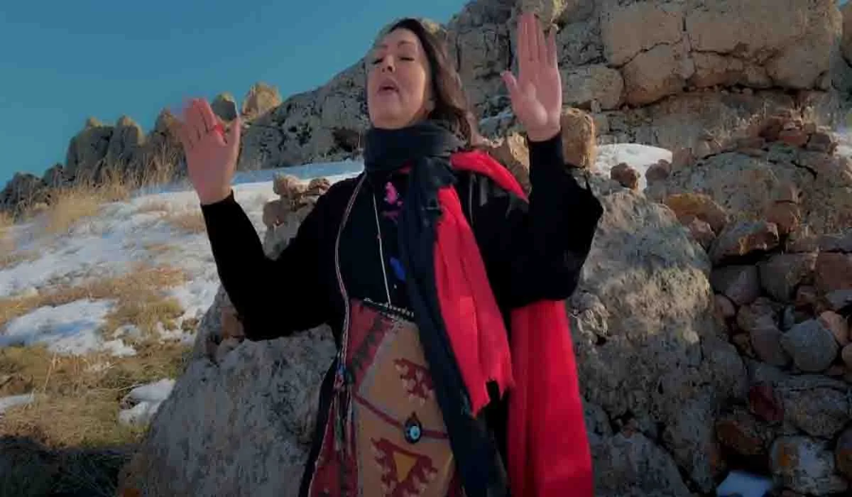 Gülperi Öztürk’ten Yeni Tekli: “İncilerin Mi Dökülür” Tüm Dijital Platformlarda Yayında