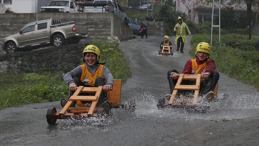 Rize'de tahta arabalar yağmura rağmen "Laz Ralli"de yarıştı