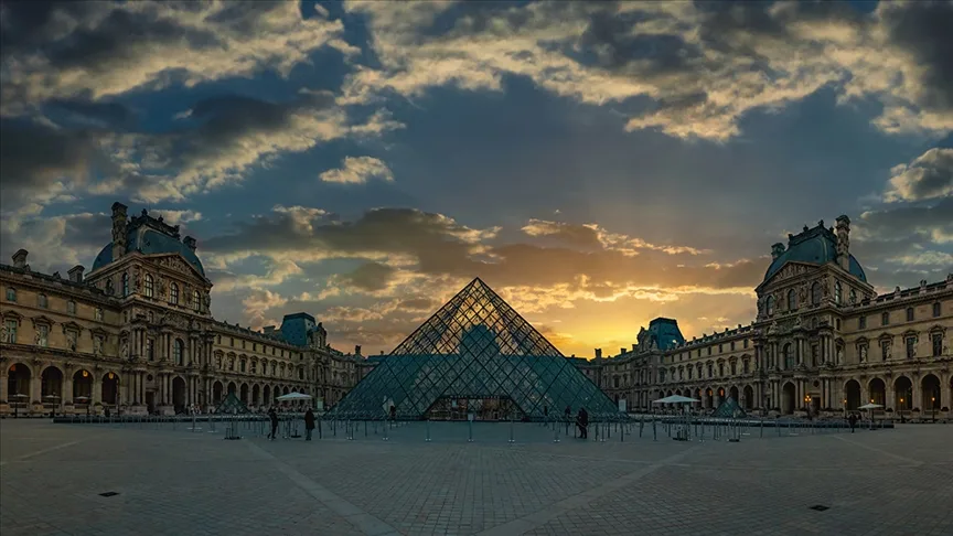 Louvre Müzesi kapılarını ziyaretçilere yeniden açtı