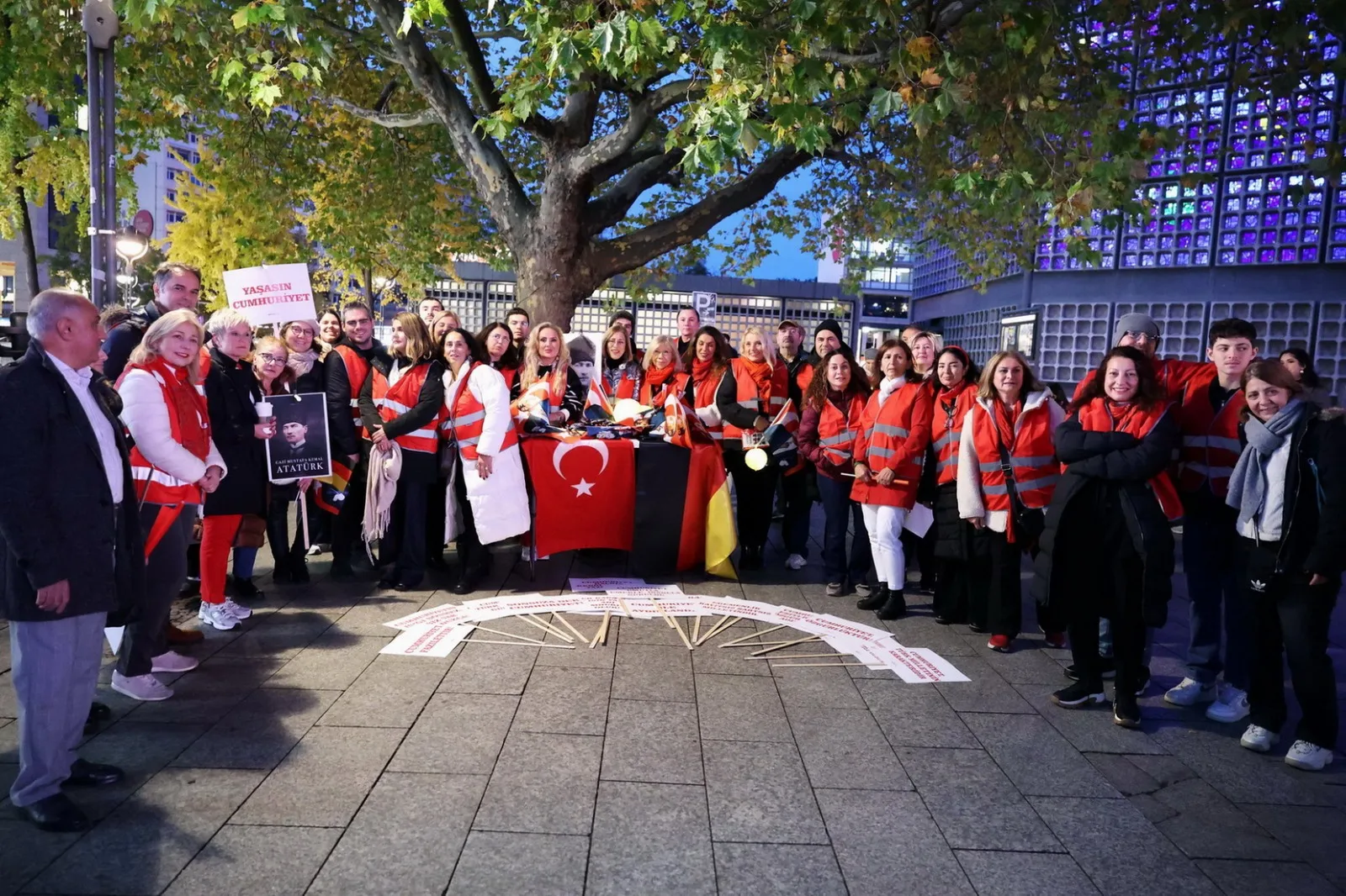 Berlin`de Cumhuriyet Işığı Parladı
