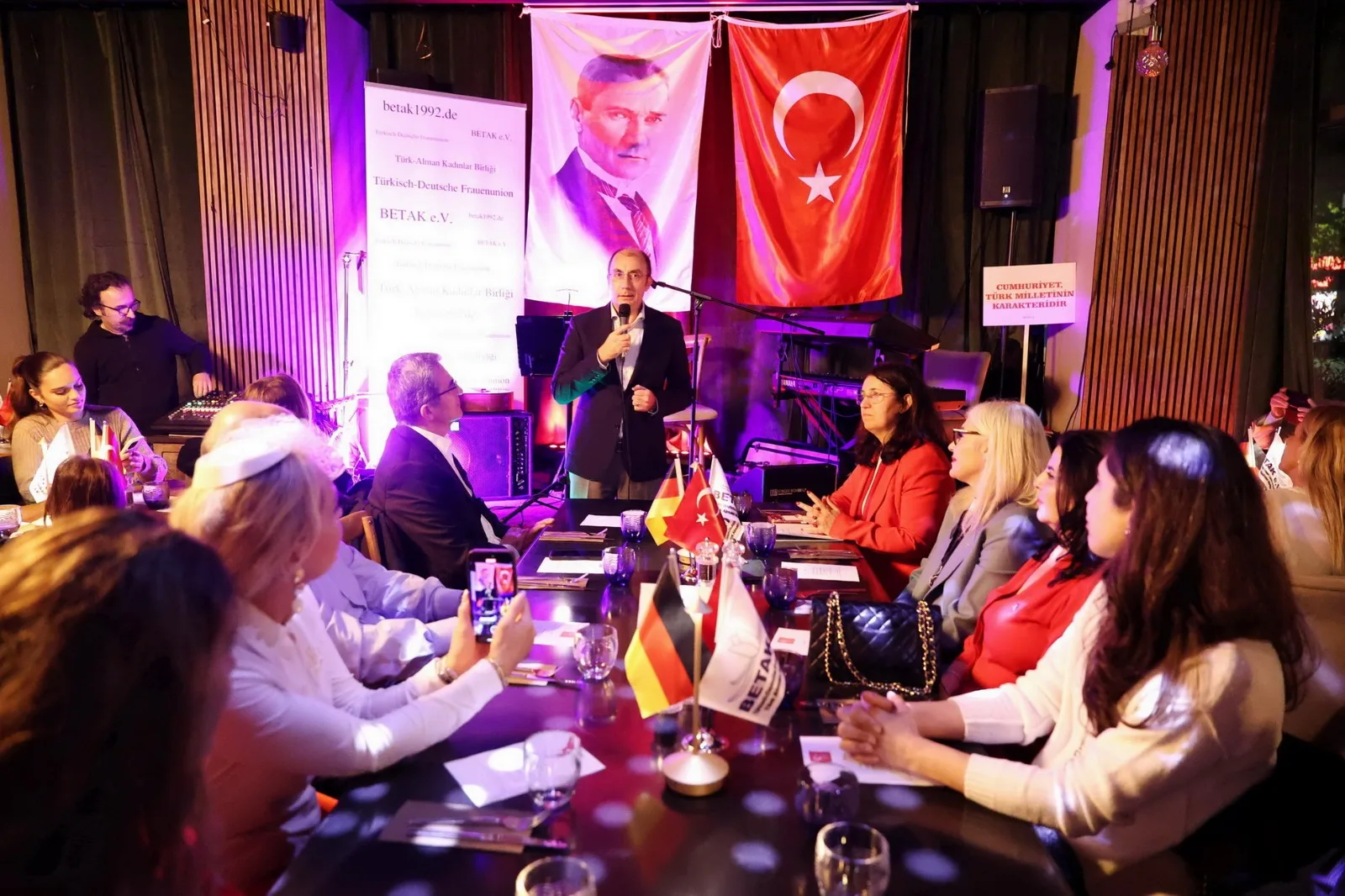 Berlin`de Cumhuriyet Işığı Parladı