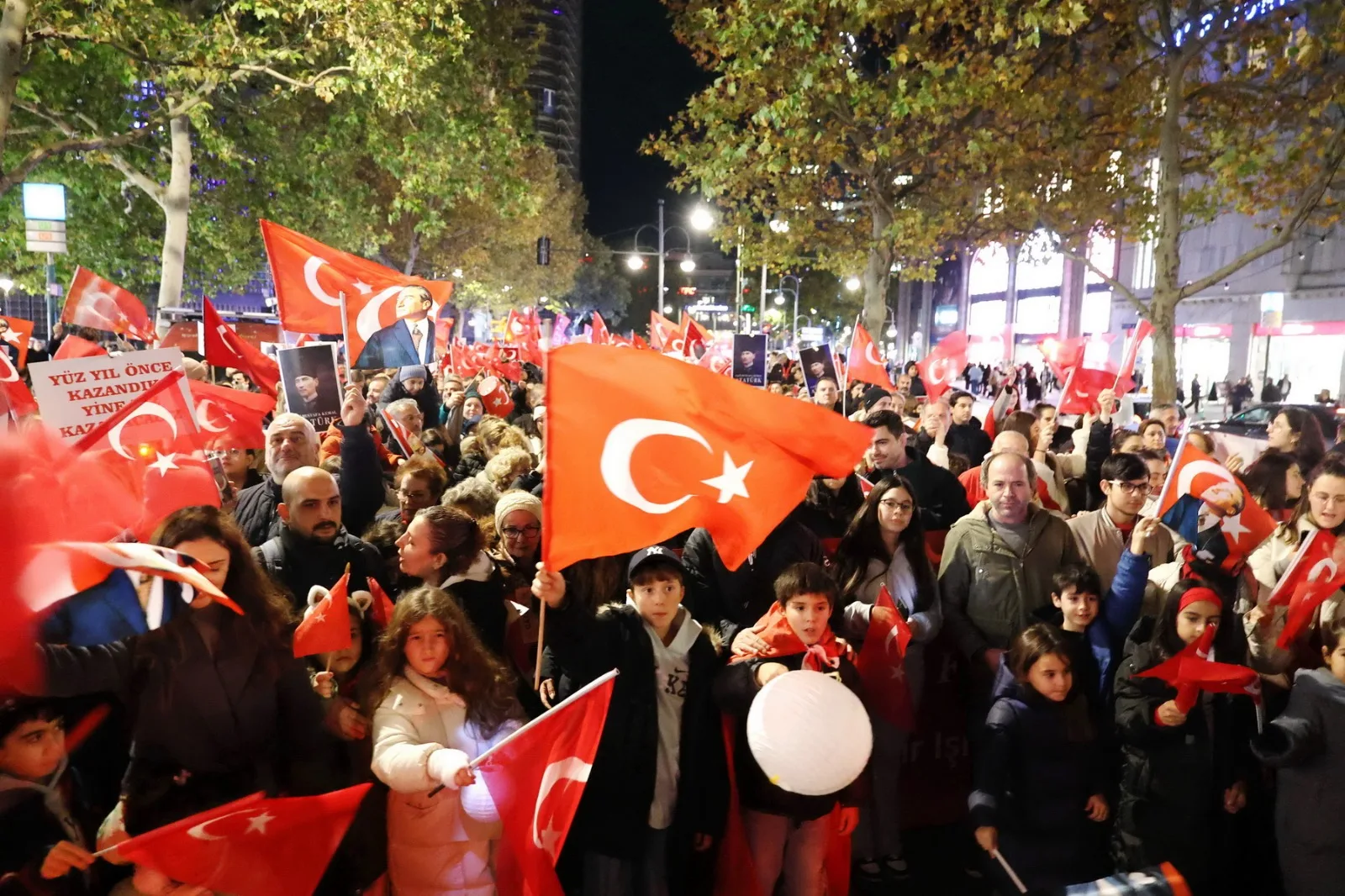 Berlin`de Cumhuriyet Işığı Parladı