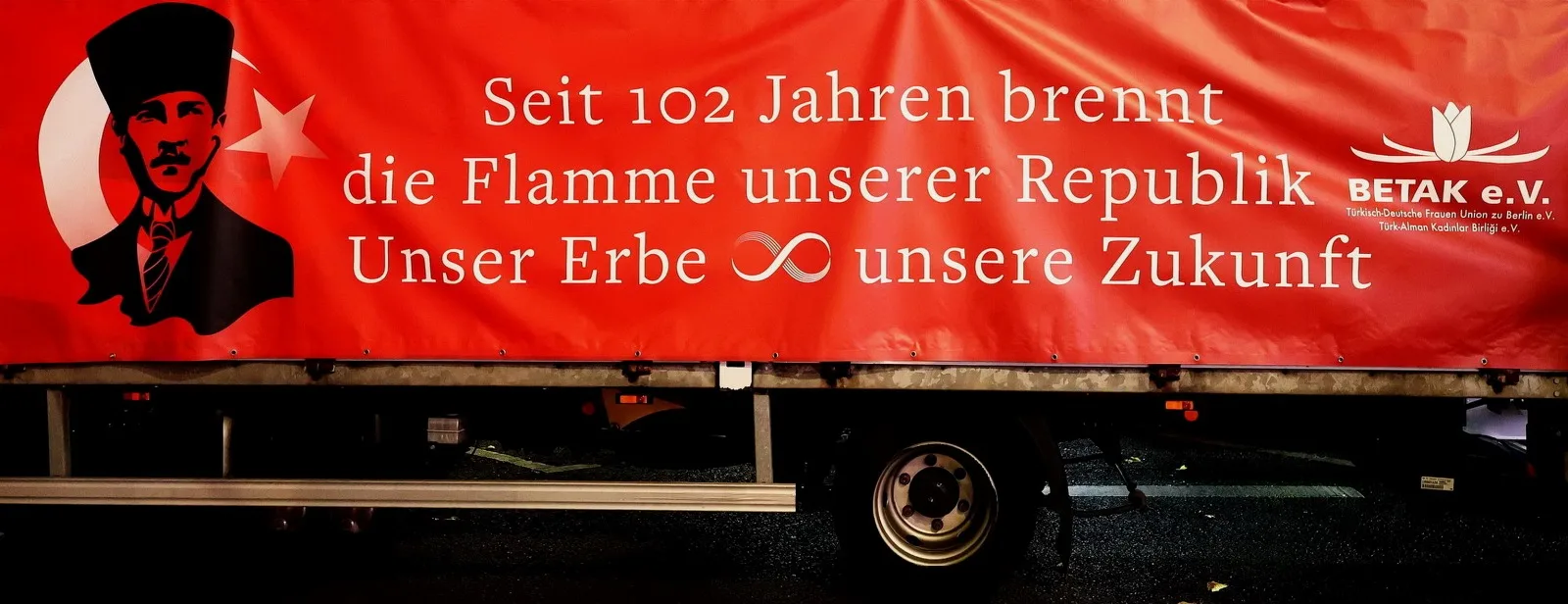 Berlin`de Cumhuriyet Işığı Parladı