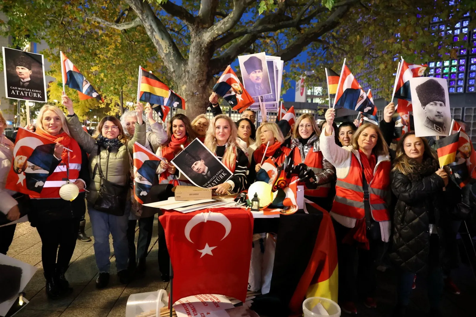 Berlin`de Cumhuriyet Işığı Parladı