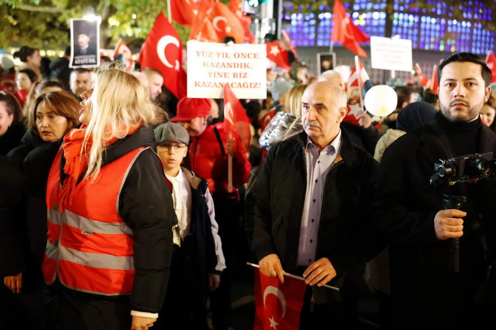 Berlin`de Cumhuriyet Işığı Parladı