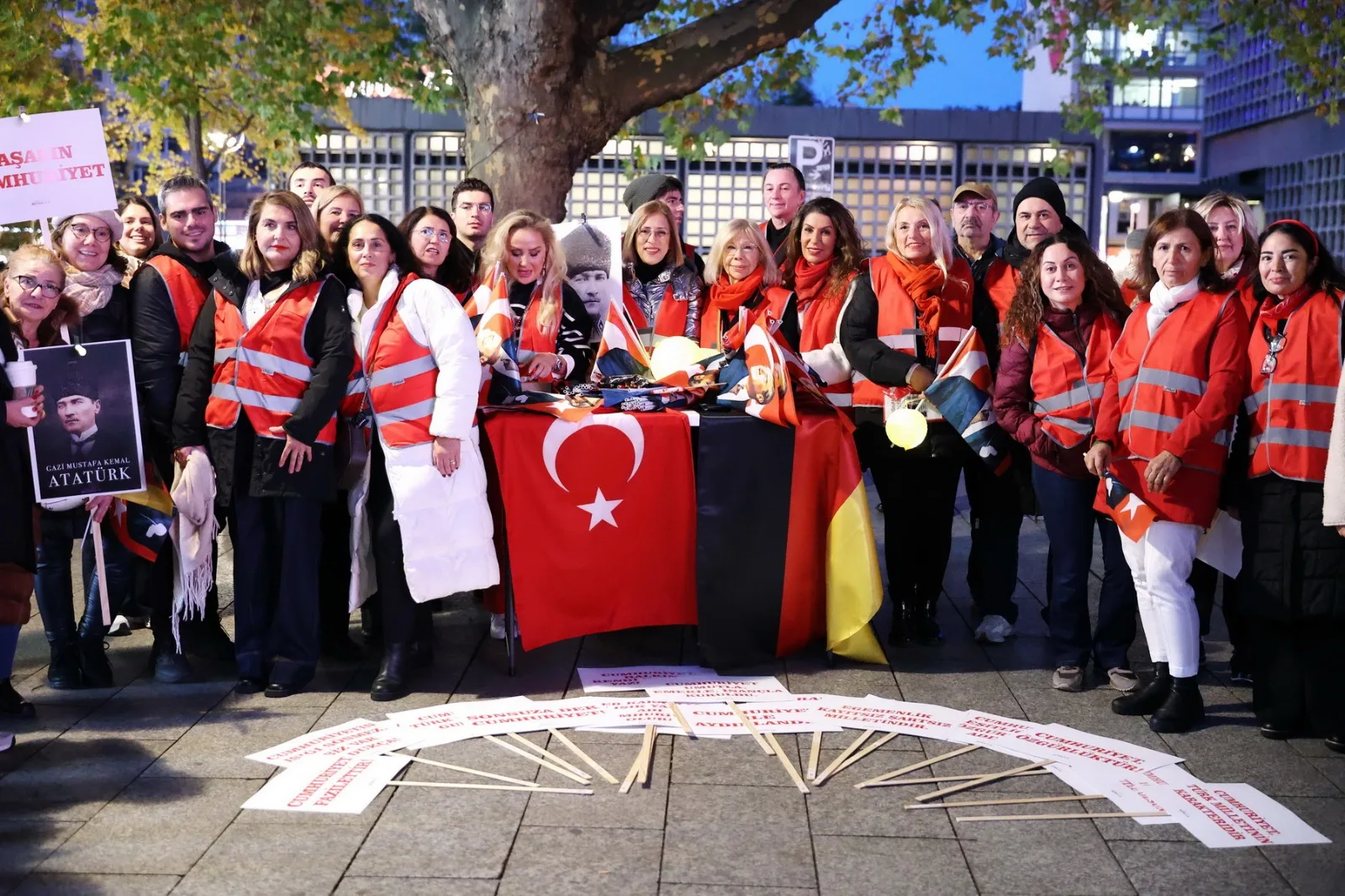 Berlin`de Cumhuriyet Işığı Parladı