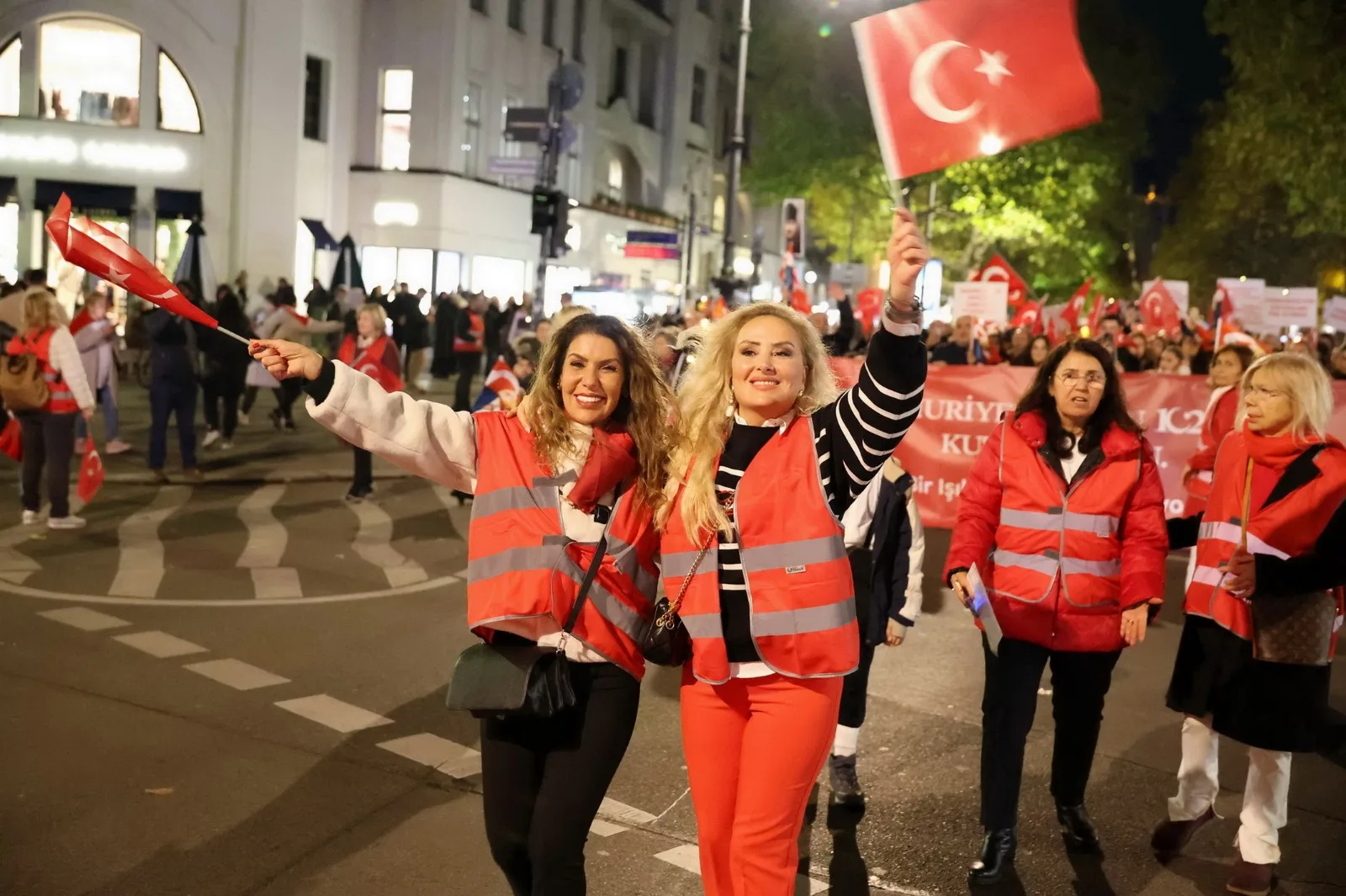 Berlin`de Cumhuriyet Işığı Parladı