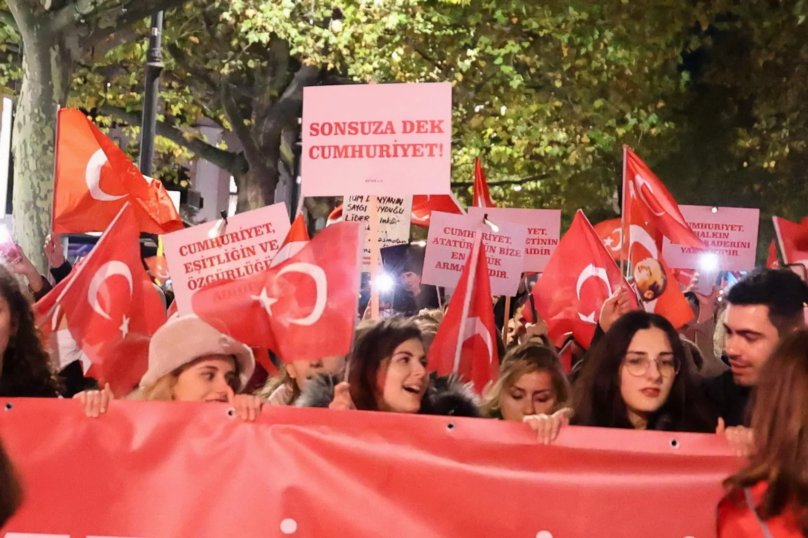 Berlin`de Cumhuriyet Işığı Parladı