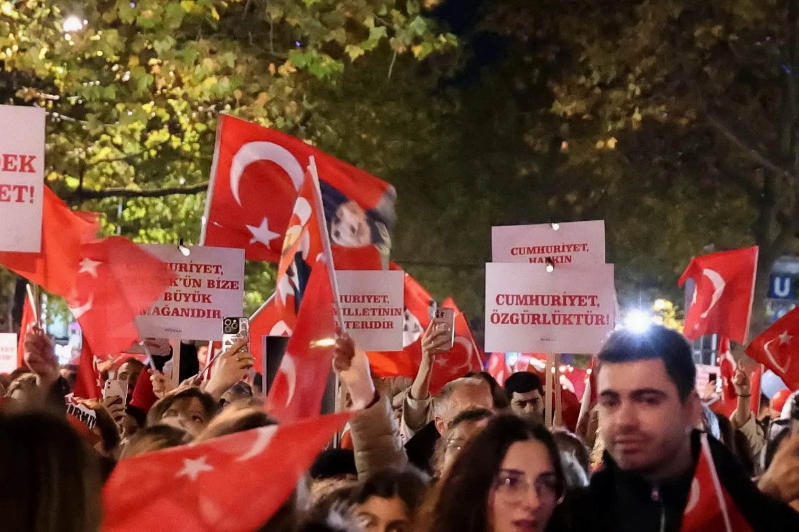 Berlin`de Cumhuriyet Işığı Parladı