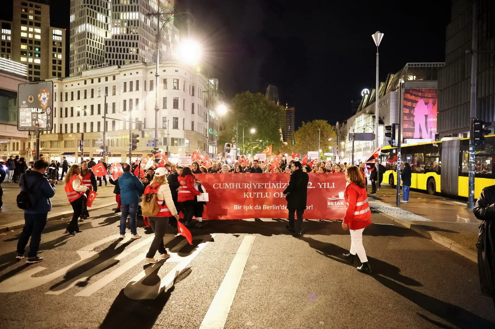 Berlin`de Cumhuriyet Işığı Parladı