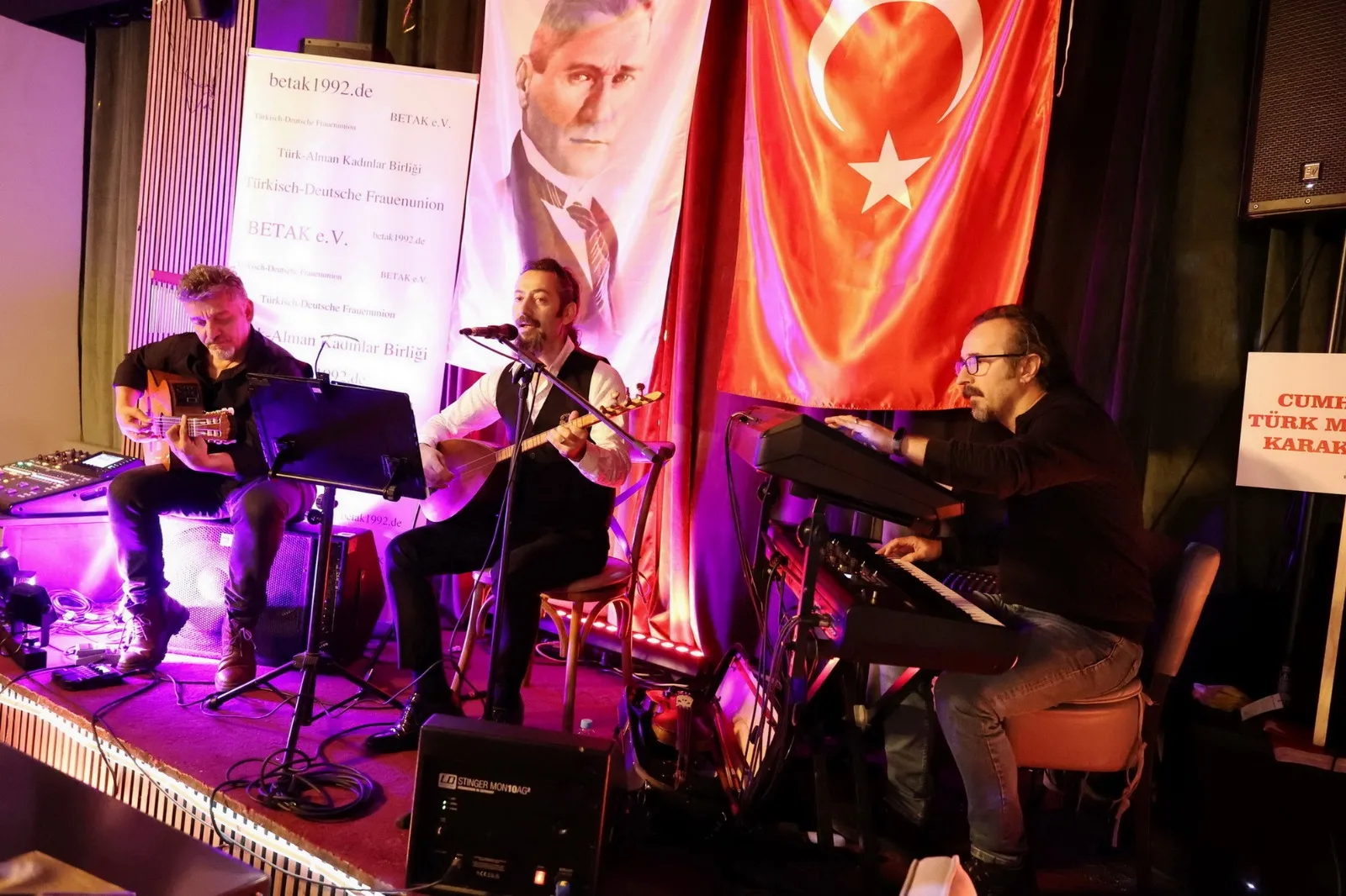 Berlin`de Cumhuriyet Işığı Parladı