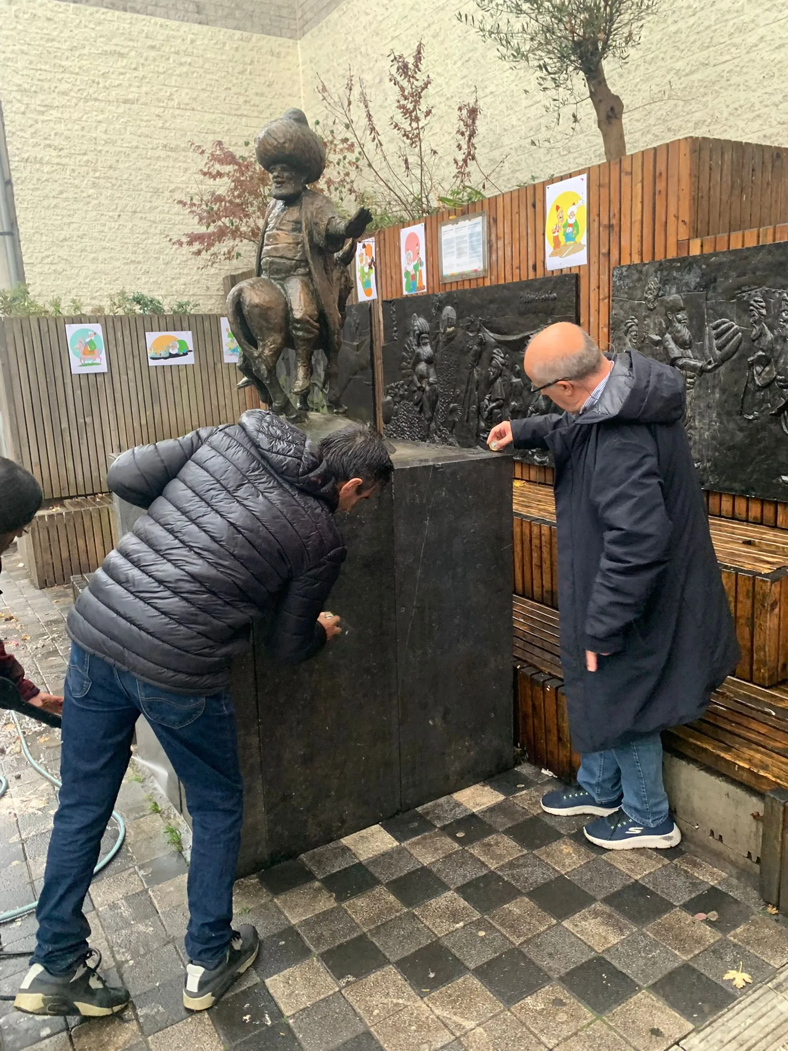 Dünya Gülümseme Günü’nde Brüksel’deki Nasrettin Hoca Heykeli Temizlendi