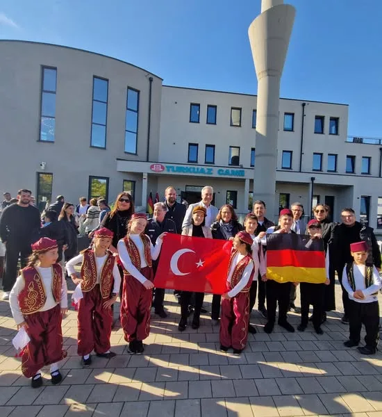 Regensburg`daki Renkli Folklor Gösterisi Büyük İlgi Gördü