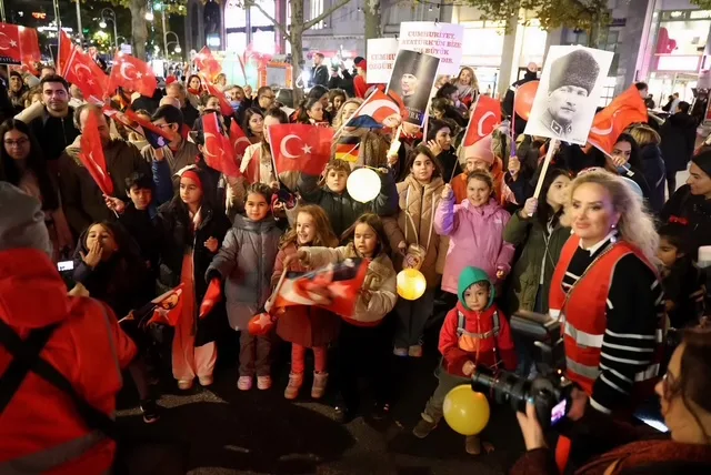 Berlin`de Cumhuriyet Işığı Parladı