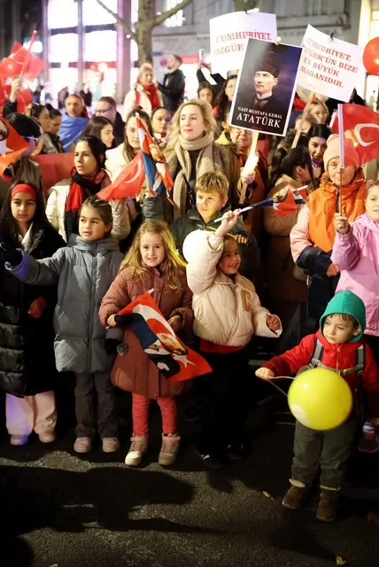 Berlin`de Cumhuriyet Işığı Parladı