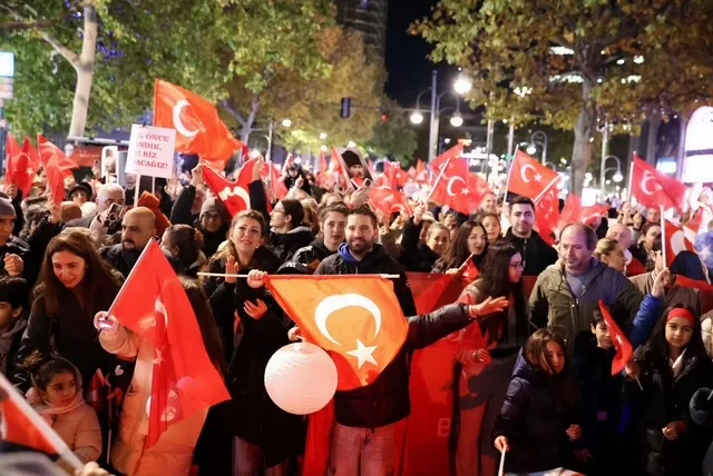 Berlin`de Cumhuriyet Işığı Parladı