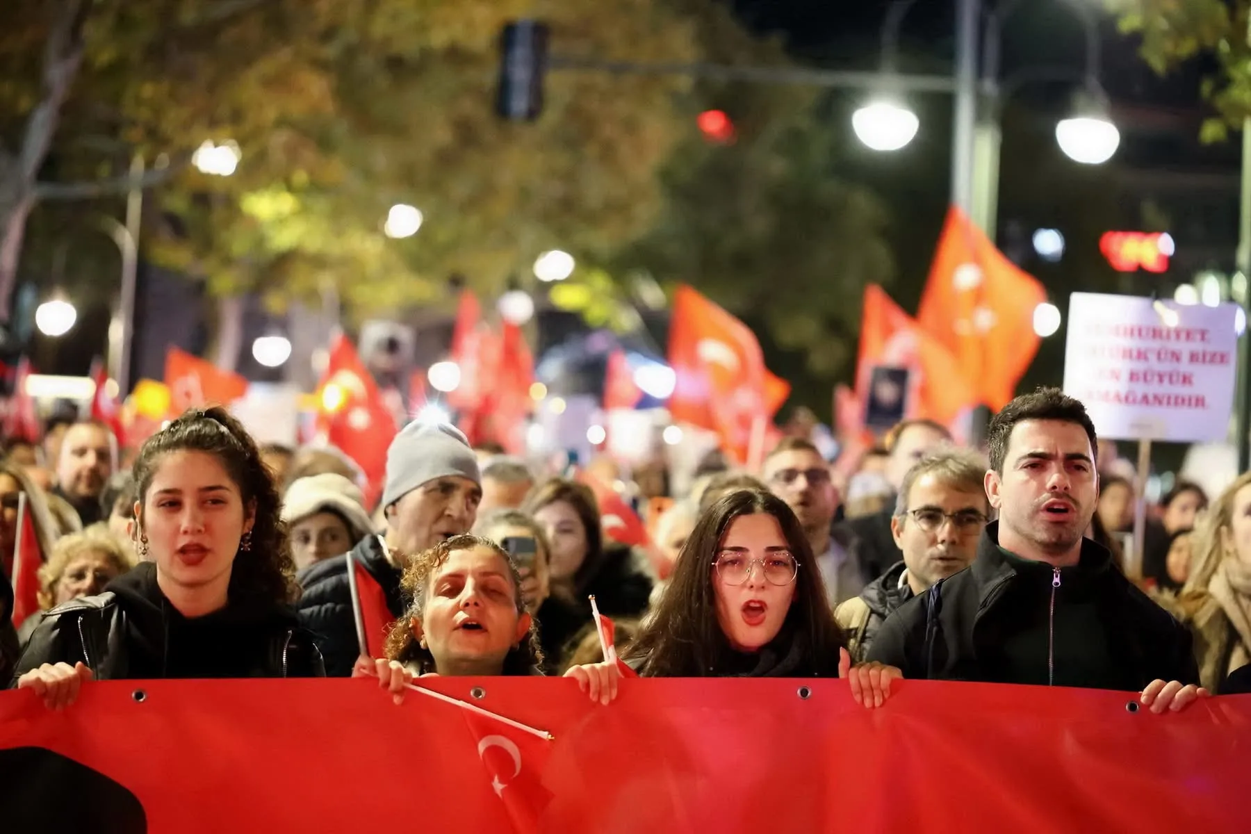 Berlin`de Cumhuriyet Işığı Parladı