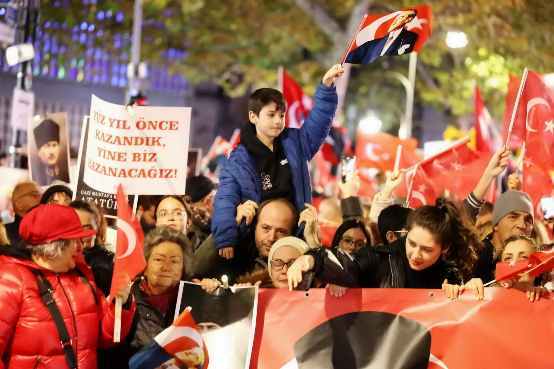 Berlin`de Cumhuriyet Işığı Parladı