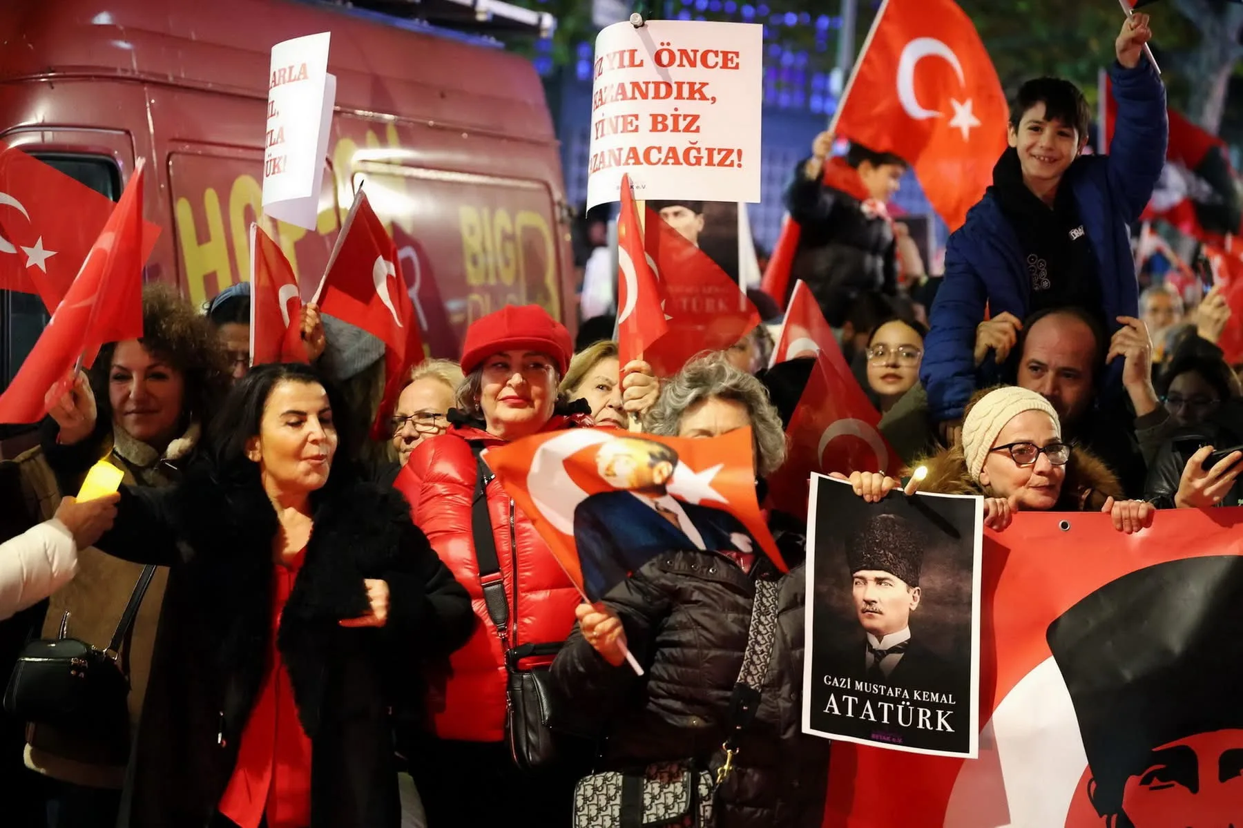 Berlin`de Cumhuriyet Işığı Parladı
