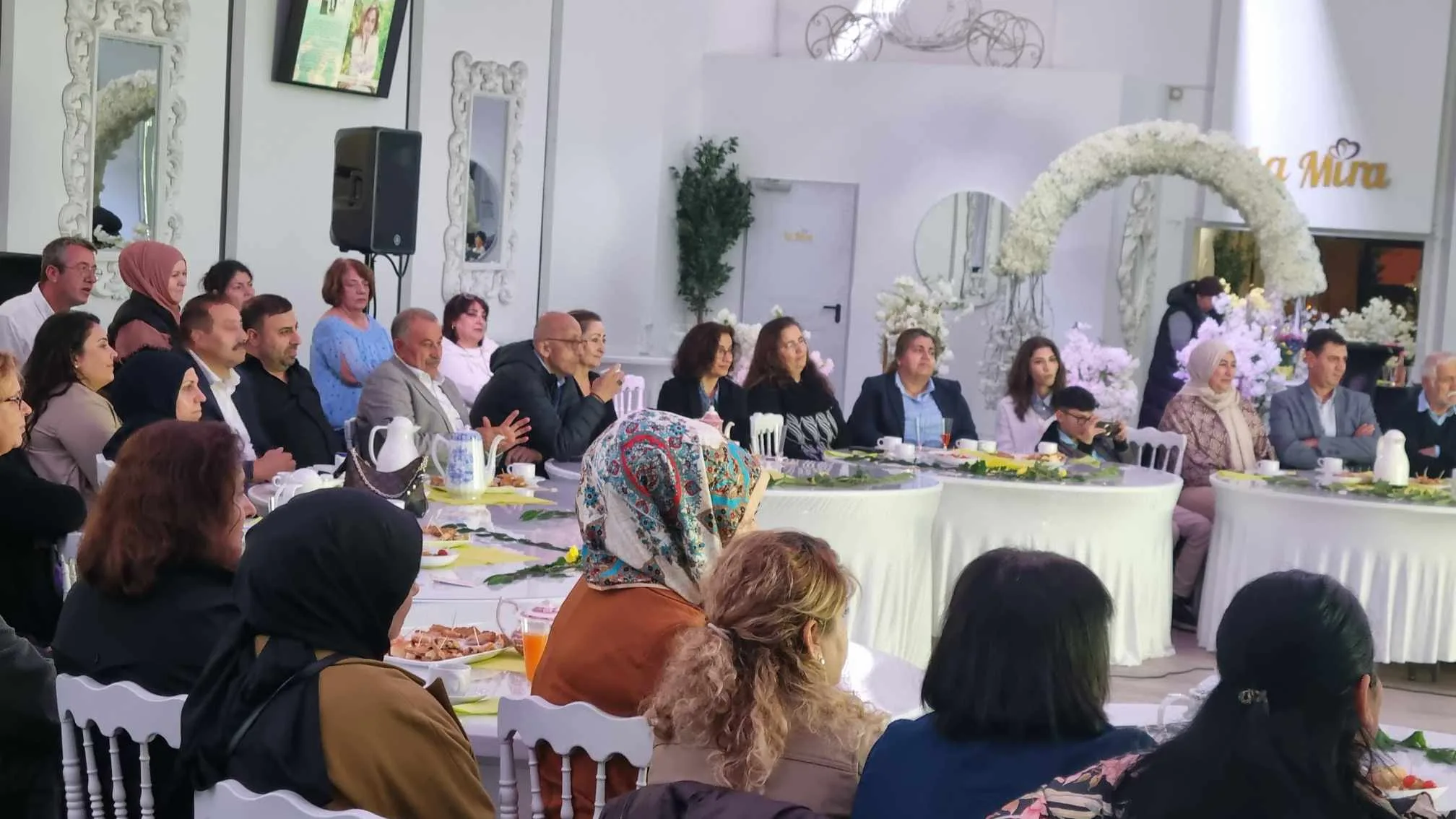 Tevide Er’den “Yabancı Ellerde Ihlamurlar Çiçek Açtı”