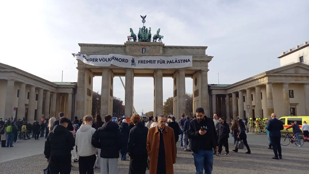 Filistin’e destek amacıyla tarihi Brandenburg Kapısı’na pankart asıldı