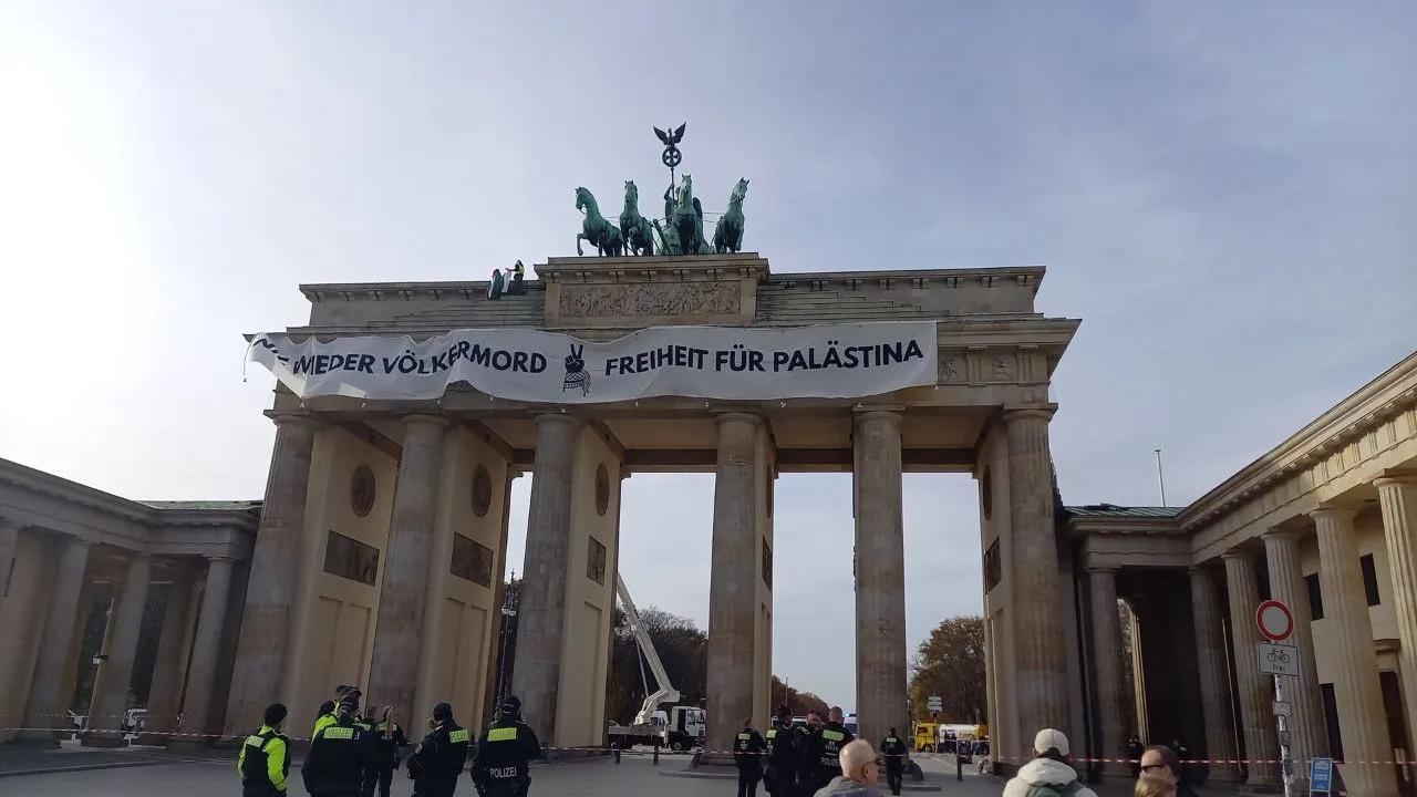 Filistin'e destek amacıyla tarihi Brandenburg Kapısı'na pankart asıldı