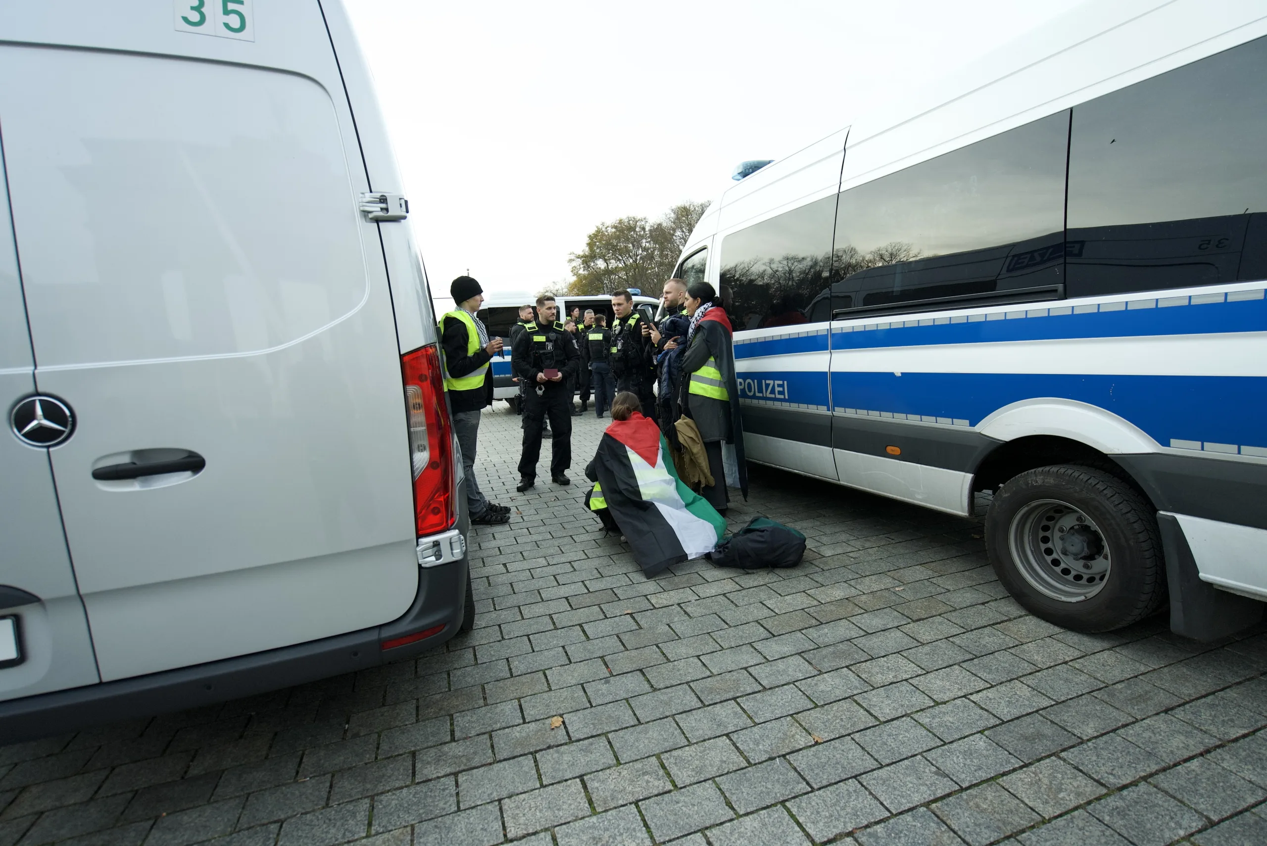 Filistin'e destek amacıyla tarihi Brandenburg Kapısı'na pankart asıldı