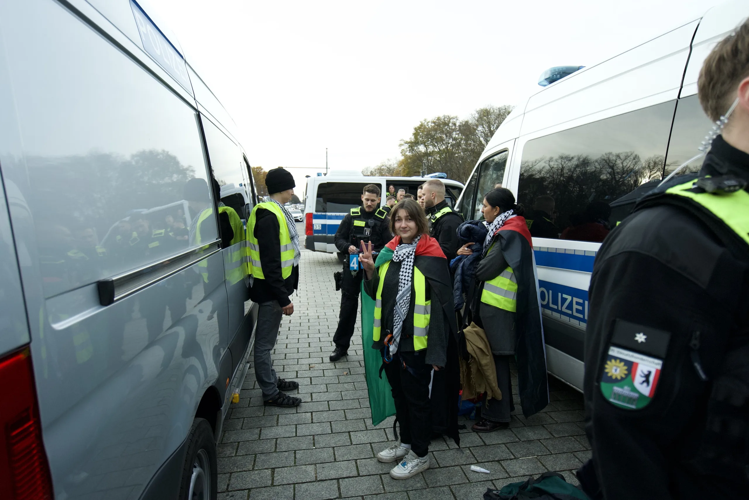 Filistin'e destek amacıyla tarihi Brandenburg Kapısı'na pankart asıldı