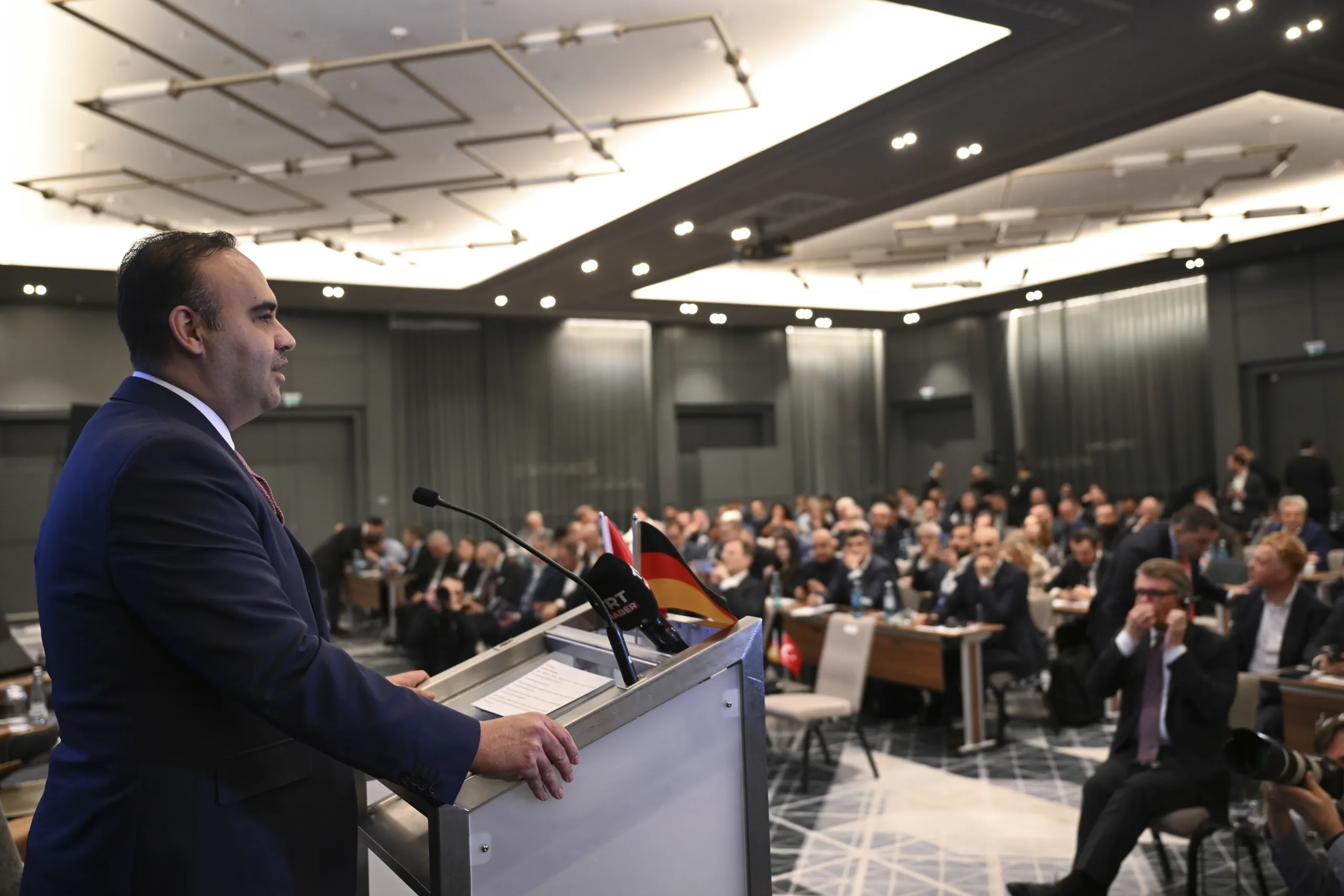 Bakan Kacır'dan Alman otomotiv şirketlerine Türkiye'ye yatırım çağrısı