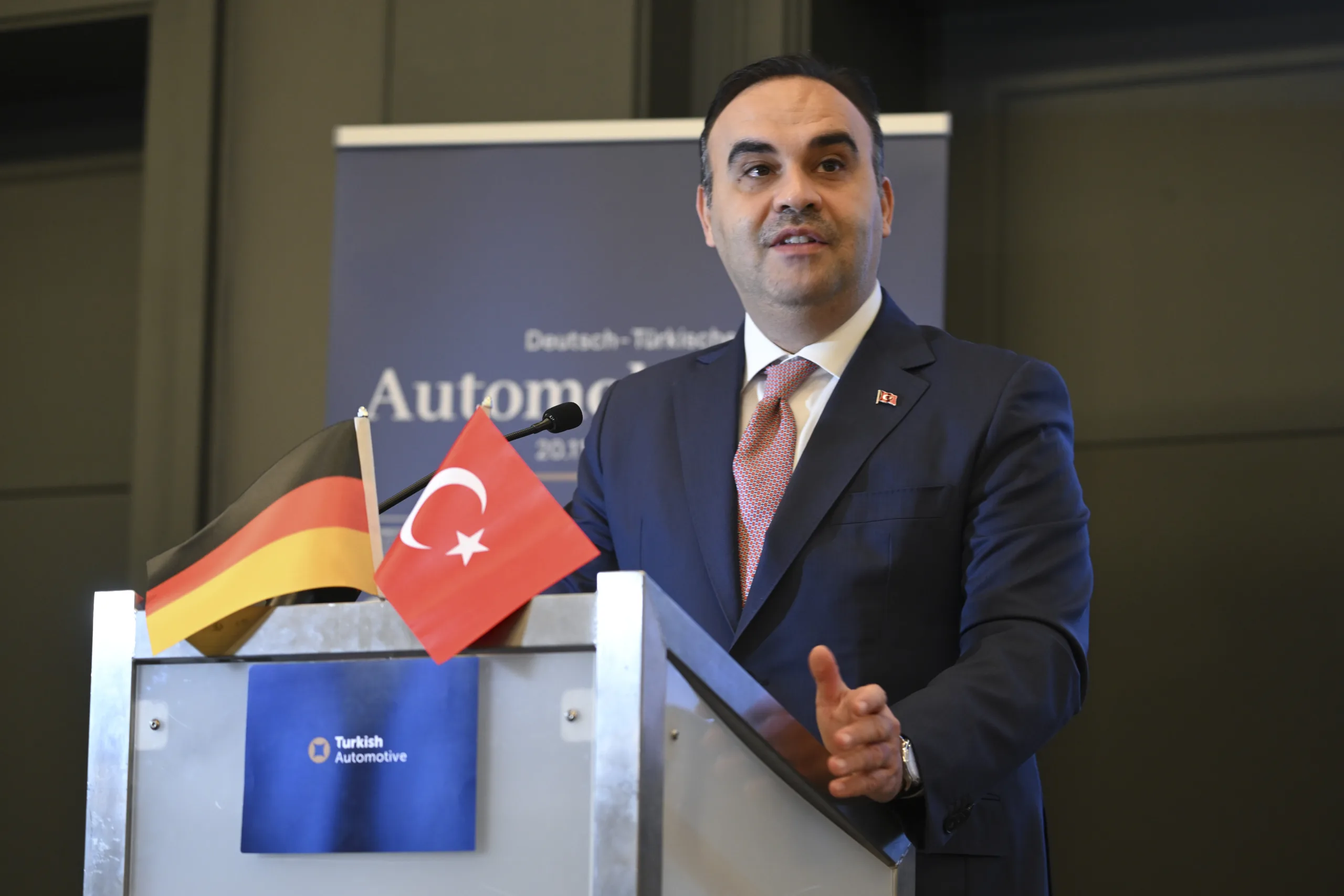 Bakan Kacır'dan Alman otomotiv şirketlerine Türkiye'ye yatırım çağrısı