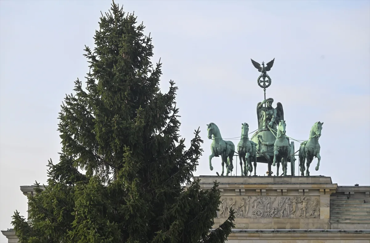 Berlin`de tarihi Brandenburg Kapısı'nın önüne Noel ağacı konuldu