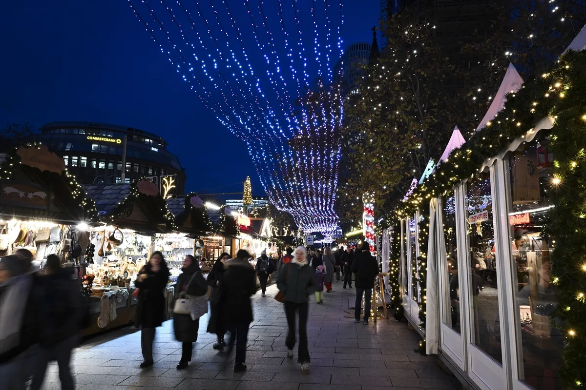 Berlin'de geleneksel Noel pazarı kuruldu
