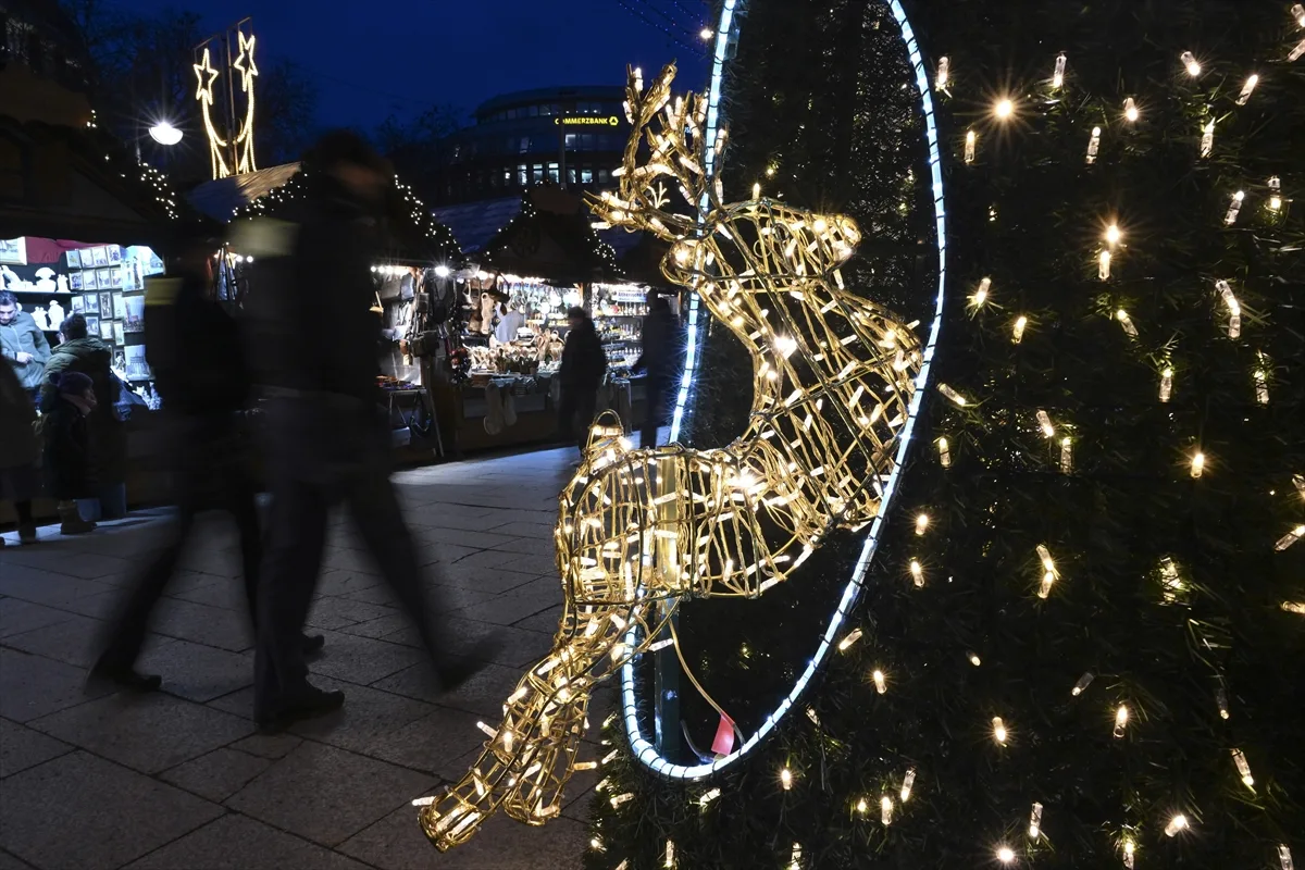 Berlin'de geleneksel Noel pazarı kuruldu